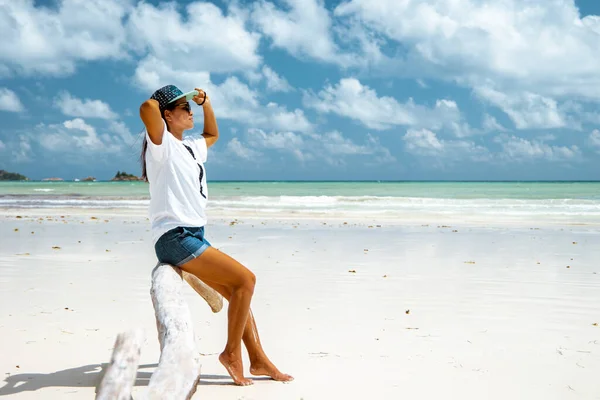 Seychelles isla tropical con palmeras y playa blanca, mujer joven de vacaciones Praslin Seychelles — Foto de Stock