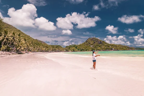 Seychelles isla tropical con palmeras y playa blanca, mujer joven de vacaciones Praslin Seychelles — Foto de Stock