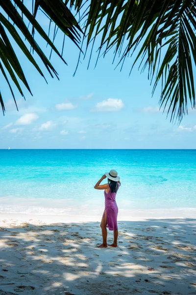 Seychellen Tropeninsel mit Palmen und weißem Strand, junge Frau im Urlaub Praslin Seychellen — Stockfoto