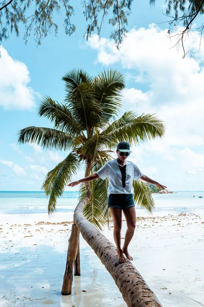 야자나무와 백 사 장 이있는 세이 쉘 열대 섬, 휴가중인 젊은 여자 — 스톡 사진