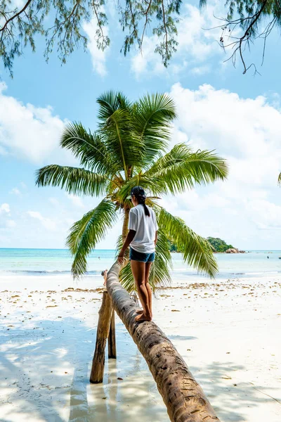 Seychelles île tropicale avec palmiers et plage blanche, jeune femme en vacances Praslin Seychelles — Photo