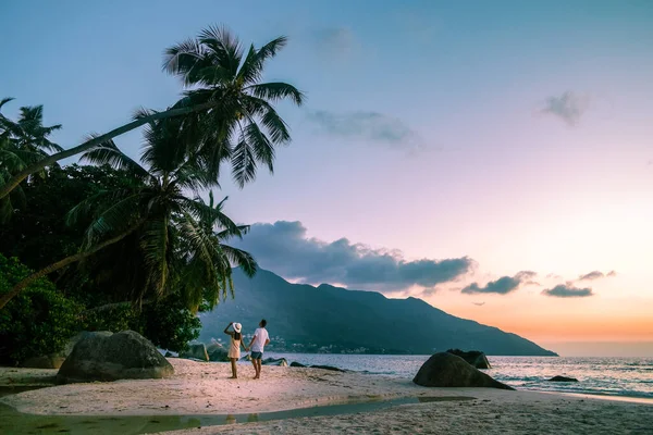 熱帯のビーチを歩くカップルマヘ・セイシェル日没時 — ストック写真