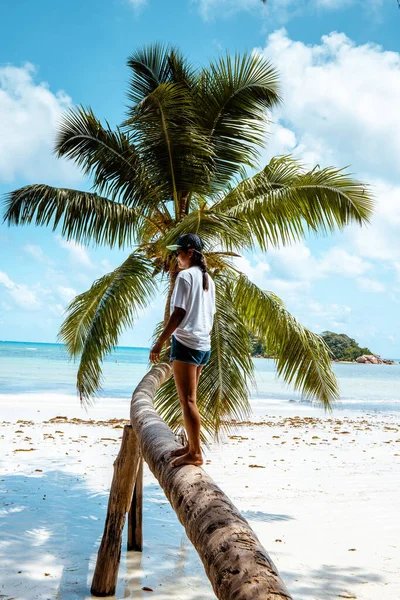 Seychelles île tropicale avec palmiers et plage blanche, jeune femme en vacances Praslin Seychelles — Photo