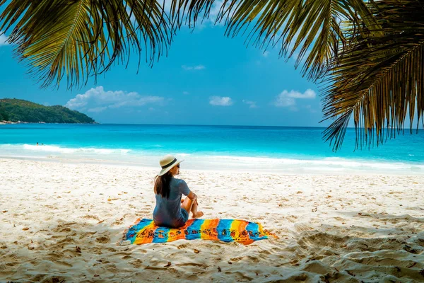 塞舌尔热带岛屿，有棕榈树和白色海滩，年轻女子休假 — 图库照片
