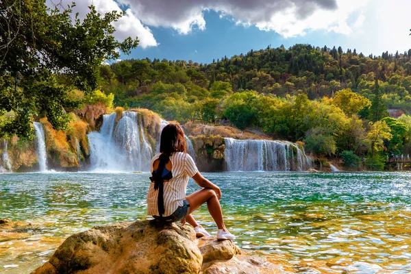 Krk vízesések, nő nézi vízesés Horvátország Krk nemzeti park — Stock Fotó