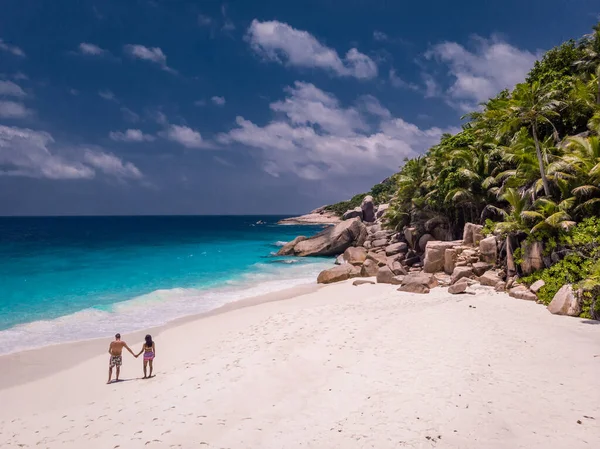 塞舌尔热带岛屿，Praslins岛塞舌尔夫妇带着棕榈树在热带海滩上散步 — 图库照片