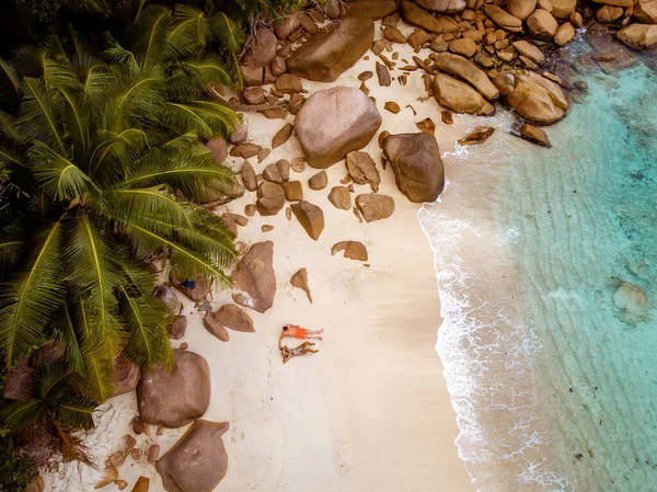 Seychely tropické ostrovy, Praslins Island Seychely s párem procházky na tropické pláži s palmami — Stock fotografie