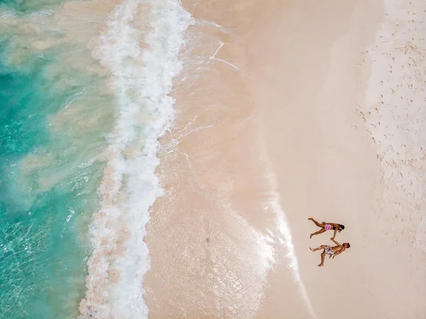 Seychellen tropische Inseln, Praslins Insel Seychellen mit Paar am tropischen Strand mit Palmen — Stockfoto