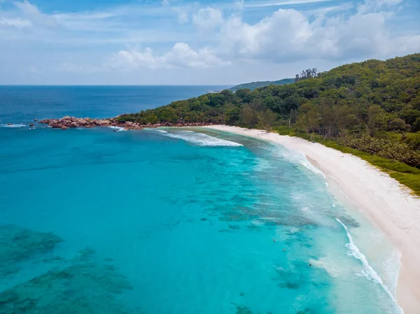 Praslin tropikal adası Seyşeller, Tropik Ada Seyşeller üzerindeki insansız hava aracı manzarası — Stok fotoğraf