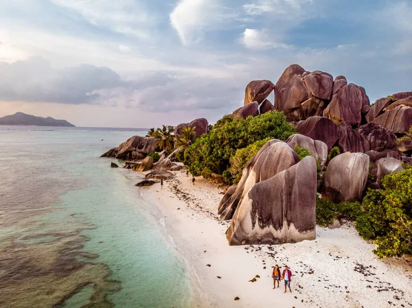 Seychelles isole tropicali, Isola di Praslins Seychelles con coppia che cammina sulla spiaggia tropicale con palme — Foto Stock