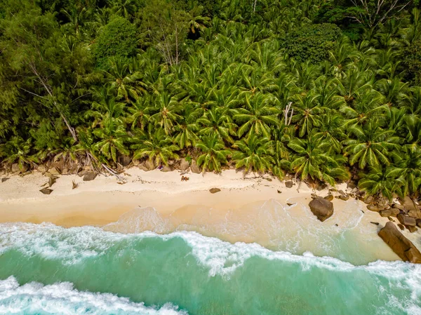 Tropikalna wyspa Praslin Seszele, widok drona nad tropikalną wyspą Seszele — Zdjęcie stockowe