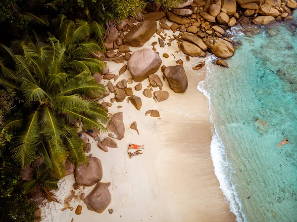 Seychellen tropische eilanden, Praslins Eiland Seychellen met koppel wandelen op het tropische strand met palmbomen — Stockfoto