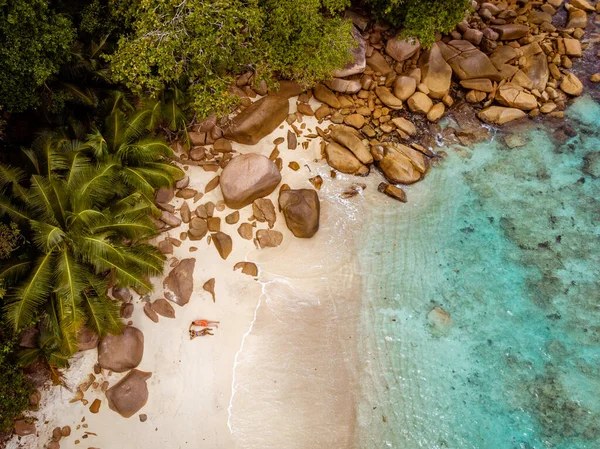 Seychellen tropische Inseln, Praslins Insel Seychellen mit Paar am tropischen Strand mit Palmen — Stockfoto