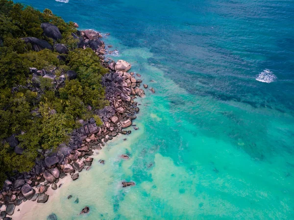 Praslin tropische Insel Seychellen, Drohnenblick über tropische Insel Seychellen — Stockfoto