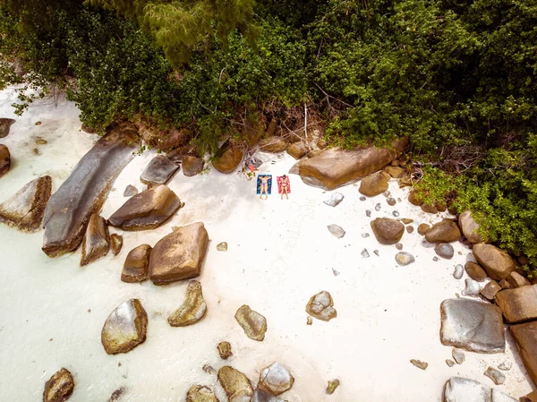 Ilhas tropicais das Seychelles, Ilha Praslins Seychelles com casal caminhando na praia tropical com palmeiras — Fotografia de Stock