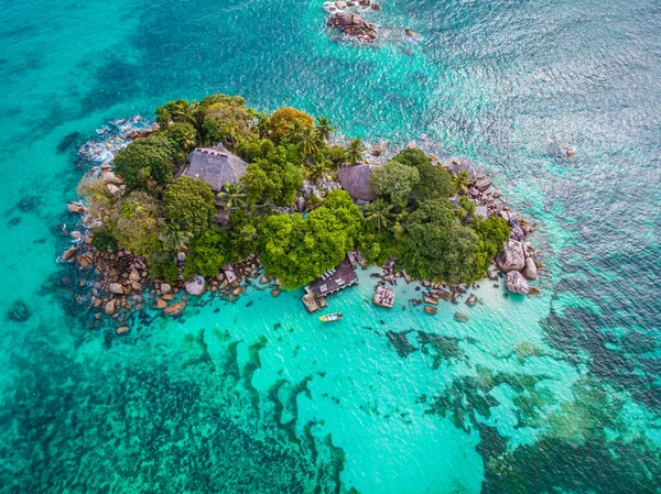 Tropikalna wyspa Praslin Seszele, widok drona nad tropikalną wyspą Seszele — Zdjęcie stockowe
