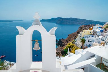 Santorini Oia Köyü günbatımında beyaz oteller ve Santorini Adası 'ndaki beyaz boyalı binalar Yunanistan' da lüks bir tatil beldesi.