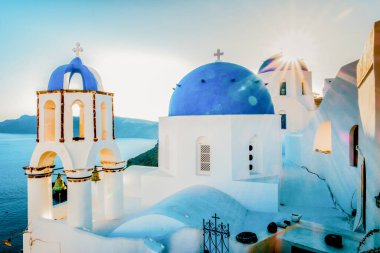 Santorini Oia Köyü günbatımında beyaz oteller ve Santorini Adası 'ndaki beyaz boyalı binalar Yunanistan' da lüks bir tatil beldesi.