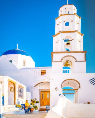 Pyrgos Santorini Yunanistan, Yunan Adası Santorini 'de mavi kubbeli beyaz kilise
