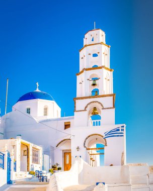 Pyrgos Santorini Yunanistan, Yunan Adası Santorini 'de mavi kubbeli beyaz kilise