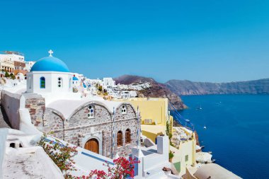 Santorini Oia Köyü günbatımında beyaz oteller ve Santorini Adası 'ndaki beyaz boyalı binalar Yunanistan' da lüks bir tatil beldesi.