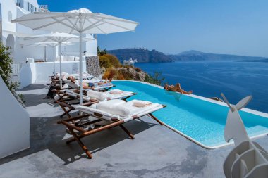 Yunanistan 'da tatil yapan çift balayı Yunanistan' da Oia Santorini, Yunanistan 'da tatil yapan erkek ve kız Yunan kiliseleriyle birlikte Oia beyazlatılmış köyüne lüks bir gezi yapıyor.