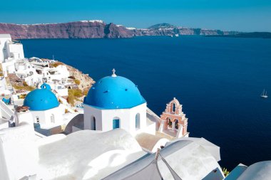 Santorini Oia Köyü günbatımında beyaz oteller ve Santorini Adası 'ndaki beyaz boyalı binalar Yunanistan' da lüks bir tatil beldesi.