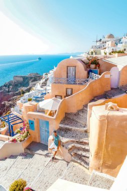 Yunanistan 'da tatil yapan Yunanistan' da Oia Santorini, Yunanistan 'da tatil yapan Yunanistan' da Yunan kiliseleri olan Oia beyazlatılmış köye lüks bir gezi düzenleyen adam.