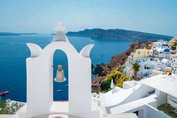 Santorini Oia Köyü günbatımında beyaz oteller ve Santorini Adası 'ndaki beyaz boyalı binalar Yunanistan' da lüks bir tatil beldesi.