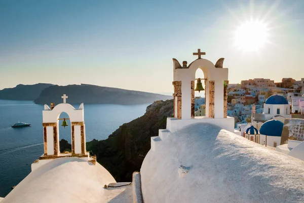 Santorini Oia dorp tijdens zonsondergang whit luxe hotels en witgekalkte gebouwen in Santorini Island een luxe vakantiebestemming in Griekenland — Stockfoto