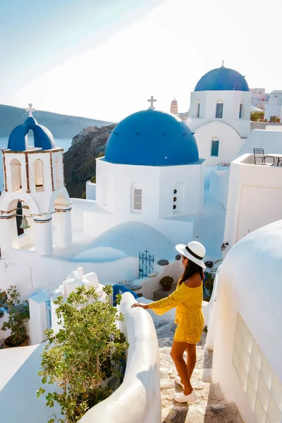 Frau im Urlaub Griechenland besucht Oia Santorini, Mädchen im Urlaub in Griechenland auf einer Luxusreise nach Oia weiß getünchtes Dorf mit griechischen Kirchen — Stockfoto