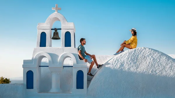 Paar Flitterwochen im Urlaub Griechenland besuchen Oia Santorini, Mann und Mädchen im Urlaub in Griechenland auf einer Luxusreise nach Oia weiß getünchten Dorf mit griechischen Kirchen — Stockfoto