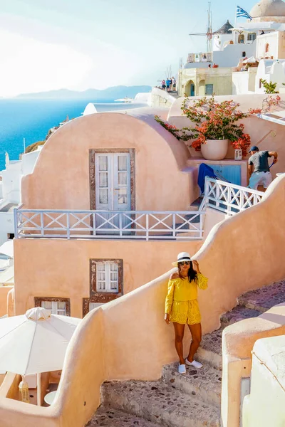 Γυναίκα σε διακοπές Ελλάδα visisting Oia Σαντορίνη, κορίτσι σε διακοπές στην Ελλάδα σε ένα πολυτελές ταξίδι στην Οία ασβεστωμένο χωριό με ελληνικές εκκλησίες — Φωτογραφία Αρχείου