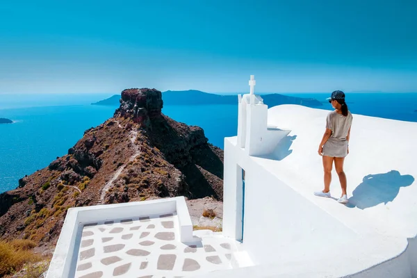 Mujer de vacaciones Grecia visisting Oia Santorini, chica de vacaciones en Grecia en un viaje de lujo a Oia pueblo encalado con iglesias griegas —  Fotos de Stock
