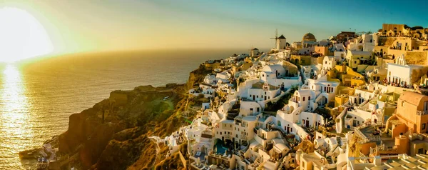 Santorini Oia village during sunset whit luxury hotels and whitewashed buildings in Santorini Island a luxury vacation destination in Greece — Stock Photo, Image