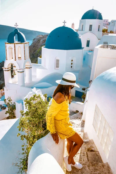 Mulher de férias Grécia visisting Oia Santorini, menina de férias na Grécia em uma viagem de luxo para Oia whitewashed aldeia com igrejas gregas — Fotografia de Stock