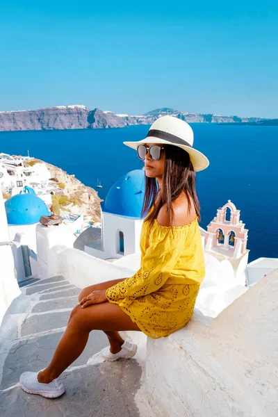 Γυναίκα σε διακοπές Ελλάδα visisting Oia Σαντορίνη, κορίτσι σε διακοπές στην Ελλάδα σε ένα πολυτελές ταξίδι στην Οία ασβεστωμένο χωριό με ελληνικές εκκλησίες — Φωτογραφία Αρχείου
