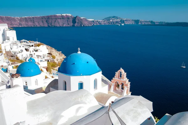 Santorini Oia Dorf bei Sonnenuntergang mit Luxushotels und weiß getünchten Gebäuden auf der Insel Santorini, einem luxuriösen Urlaubsziel in Griechenland — Stockfoto