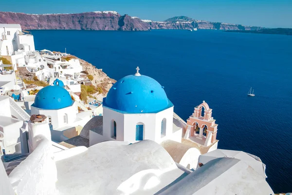 Santorini Oia Dorf bei Sonnenuntergang mit Luxushotels und weiß getünchten Gebäuden auf der Insel Santorini, einem luxuriösen Urlaubsziel in Griechenland — Stockfoto