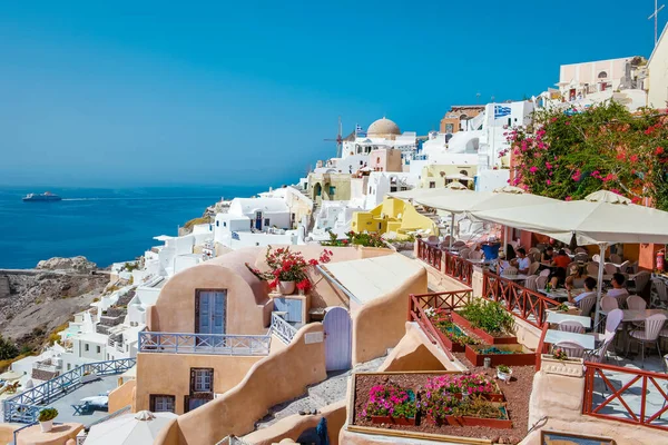 Santorini Oia Dorf bei Sonnenuntergang mit Luxushotels und weiß getünchten Gebäuden auf der Insel Santorini, einem luxuriösen Urlaubsziel in Griechenland — Stockfoto