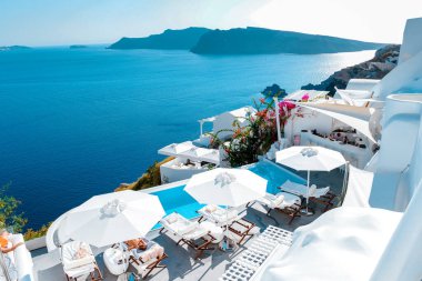 Santorini Oia Köyü günbatımında beyaz oteller ve Santorini Adası 'ndaki beyaz boyalı binalar Yunanistan' da lüks bir tatil beldesi.