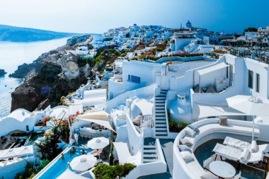Santorini Oia Köyü günbatımında beyaz oteller ve Santorini Adası 'ndaki beyaz boyalı binalar Yunanistan' da lüks bir tatil beldesi.