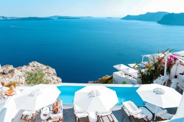Santorini Oia Köyü günbatımında beyaz oteller ve Santorini Adası 'ndaki beyaz boyalı binalar Yunanistan' da lüks bir tatil beldesi.