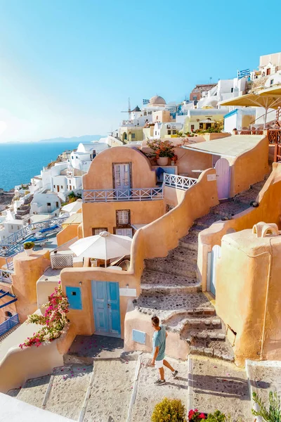 Uomo in vacanza Grecia visisting Oia Santorini, ragazzo in vacanza in Grecia in un viaggio di lusso a Oia villaggio imbiancato con chiese greche — Foto Stock