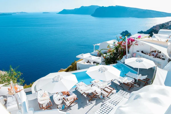 Santorini Oia falu alatt naplemente whit luxus szállodák és fehérre meszelt épületek Santorini sziget luxus nyaralás cél Görögországban — Stock Fotó