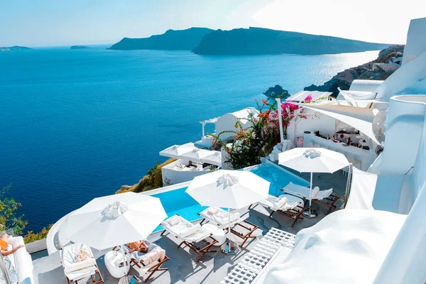 Santorini Oia Dorf bei Sonnenuntergang mit Luxushotels und weiß getünchten Gebäuden auf der Insel Santorini, einem luxuriösen Urlaubsziel in Griechenland — Stockfoto