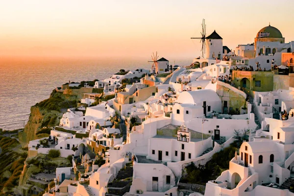 Santorini Oia villaggio durante il tramonto con alberghi di lusso e edifici imbiancati a Santorini Island una destinazione di vacanza di lusso in Grecia — Foto Stock