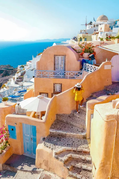 Frau im Urlaub Griechenland besucht Oia Santorini, Mädchen im Urlaub in Griechenland auf einer Luxusreise nach Oia weiß getünchtes Dorf mit griechischen Kirchen — Stockfoto