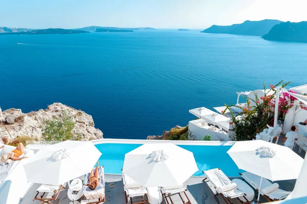 Santorini Oia dorp tijdens zonsondergang whit luxe hotels en witgekalkte gebouwen in Santorini Island een luxe vakantiebestemming in Griekenland — Stockfoto