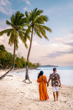 Saint Lucia Karayip Adası, Saint Lucia tropikal adasında lüks içinde bir çift, plaj kenarında erkek ve kadın ve kristal berrak okyanus St. Lucia Karayip bayramı